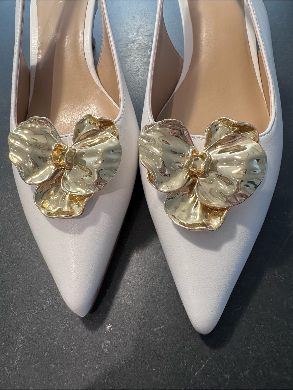 Ann Taylor White Pointed Slingback Heels with Gold Floral Accent * NWOT - Picture 2 of 4